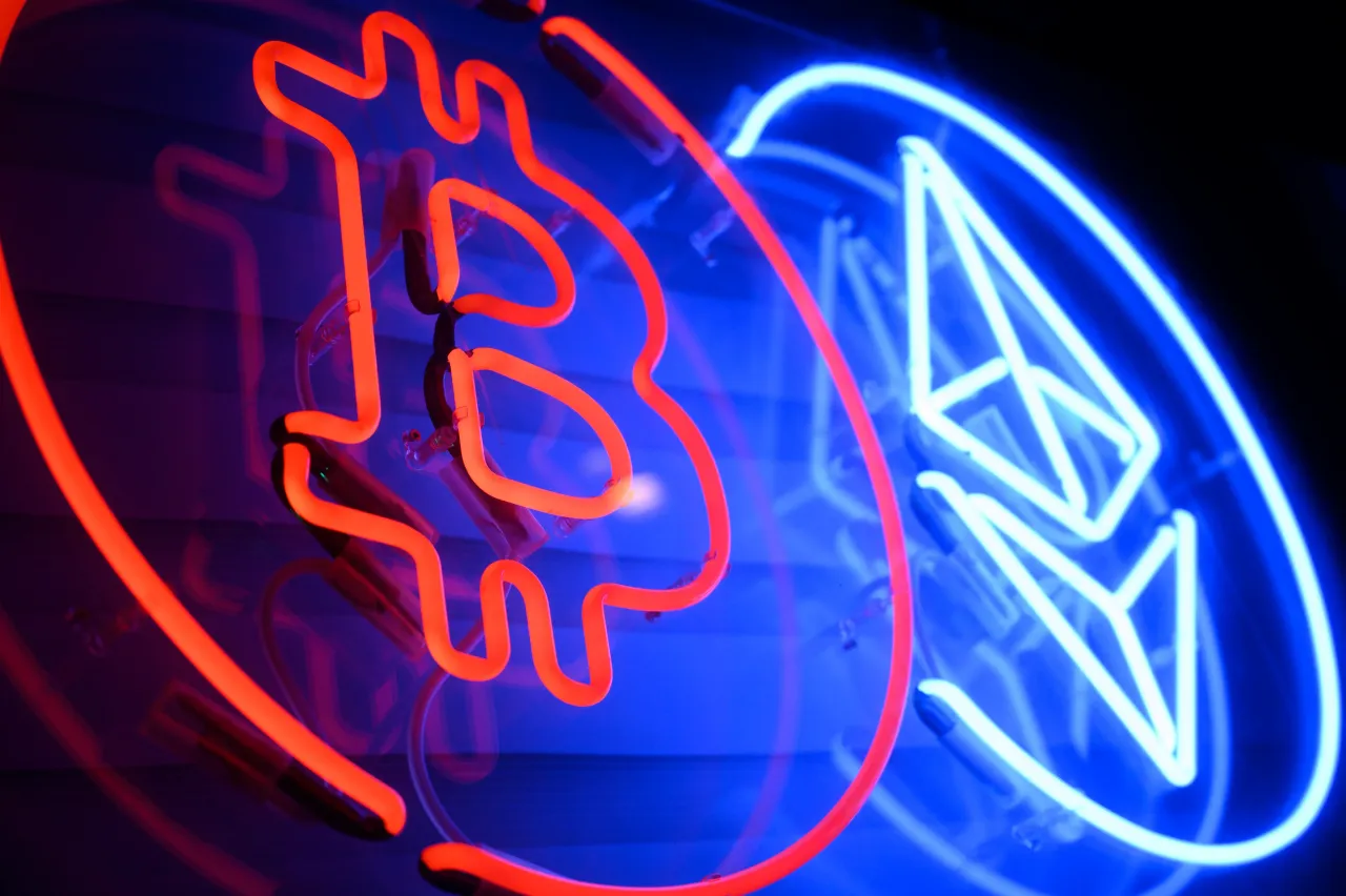 Bitcoin, Ethereum Hold Steady Amid Mixed Retail Sentiment – Dogecoin Still In The Red